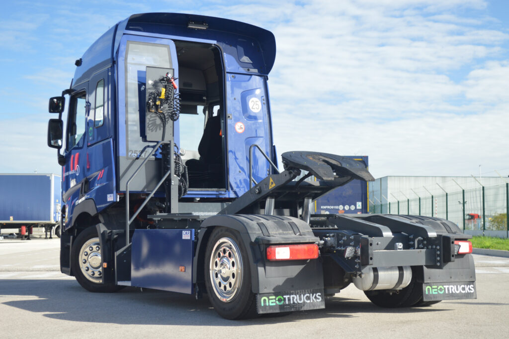 Tracteur de parc 100% électrique ELYT de NEOTRUCKS vue dos 3/4